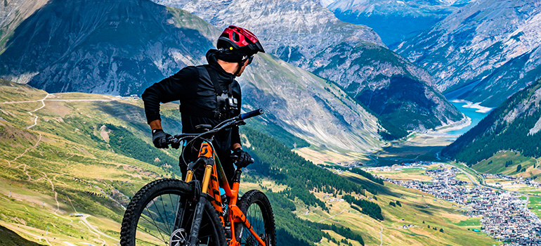 Bikers con Sguardo sul Panorama di Livigno