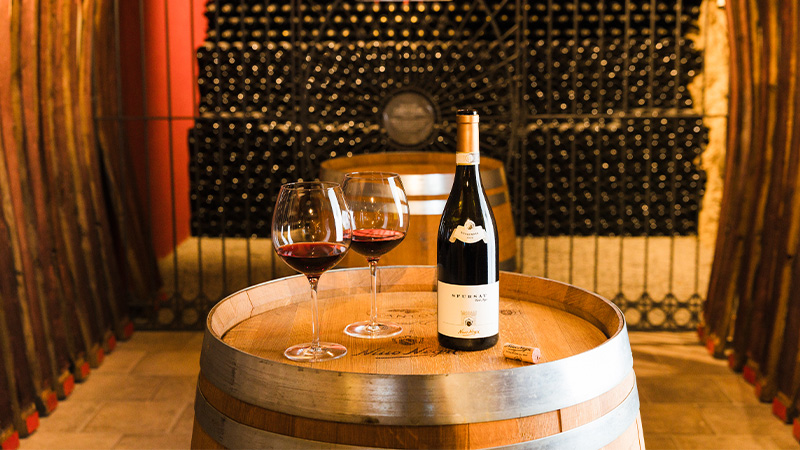Bottiglia Sfursat Nino Negri 2019 e due calici da degustazione
